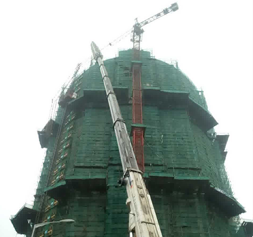 内蒙古吊车在工地上作业